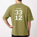 Camiseta com estampa frontal de frase inspiradora acompanhada de um brasão estilizado e estampa traseira com a palavra "SALMOS" acima dos números "33" e "12".