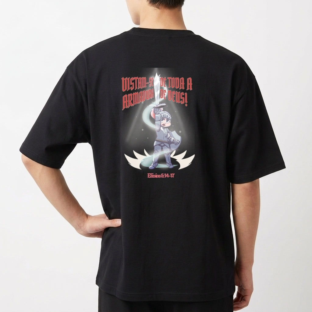 Camiseta com estampa traseira de personagem em armadura, segurando uma espada luminosa, com texto decorativo 