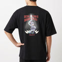 Camiseta com estampa traseira de personagem em armadura, segurando uma espada luminosa, com texto decorativo "Vistam-se de toda a armadura de Deus" e referência Efésios 6:14-17.