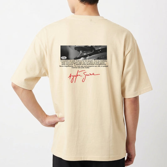Camiseta com estampa traseira de fotografia em preto e branco de uma agulha de toca-discos sobre um vinil, com texto explicativo e assinatura em vermelho.