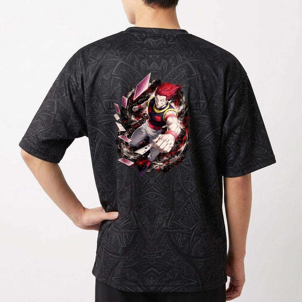 Camiseta com estampa frontal de texto estilizado com símbolos e estampa traseira de personagem em ação rodeado por cartas e efeitos dinâmicos.
