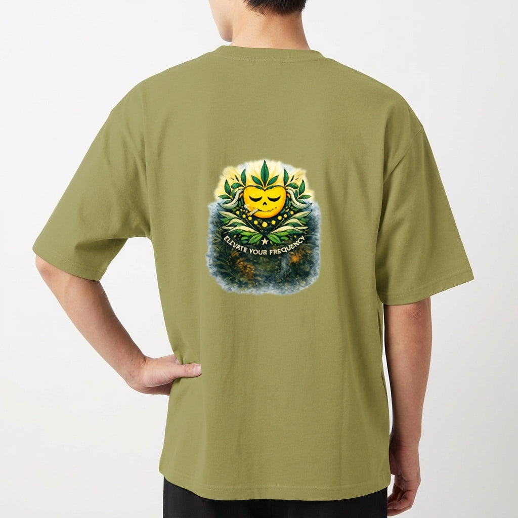 Camiseta com estampa frontal de símbolo geométrico estilizado e estampa traseira de sol sorridente rodeado por folhas e a frase "Elevate Your Frequency".