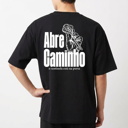 Camiseta com estampa frontal de duas chaves cruzadas estilizadas e estampa traseira de mão segurando chave com texto "Abre Caminho, o sentinela está na porta".