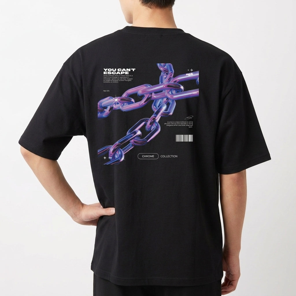 Camiseta com estampa traseira de correntes metálicas entrelaçadas acompanhadas por texto e código de barras, adicionando um toque futurista ao design.