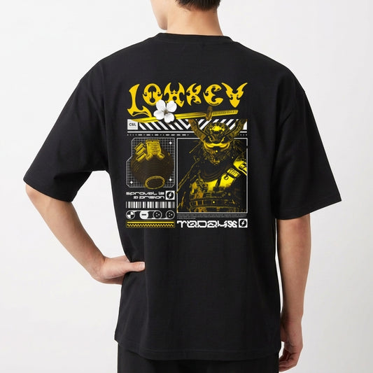 Camiseta com estampa frontal de duas mãos cruzadas segurando um controle de videogame e estampa traseira de design futurista com samurai e texto gráfico.