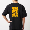 Camiseta com estampa traseira de letras amplas e estilizadas formando a frase “Just Go”, incluindo um detalhe vertical que complementa o design.