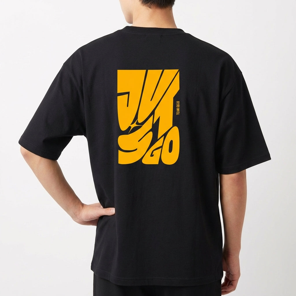 Camiseta com estampa traseira de letras amplas e estilizadas formando a frase “Just Go”, incluindo um detalhe vertical que complementa o design.