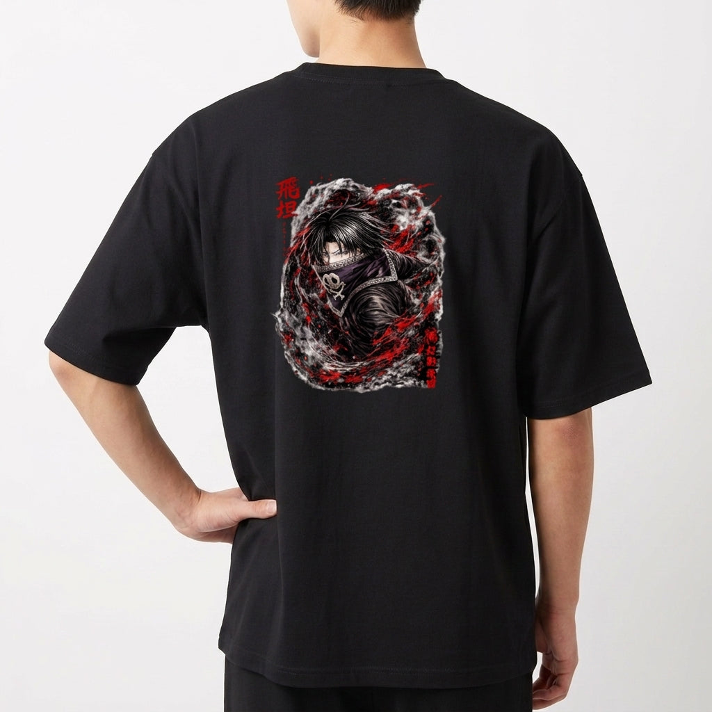Camiseta com estampa frontal de inscrição estilizada ao lado de um símbolo e estampa traseira de ilustração complexa, com personagem envolto em efeitos dinâmicos.