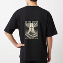 Camiseta com estampa frontal de texto decorativo "OG" e estampa traseira de ilustração com cruz em paisagem tempestuosa e as palavras "In the Storm He Remains".