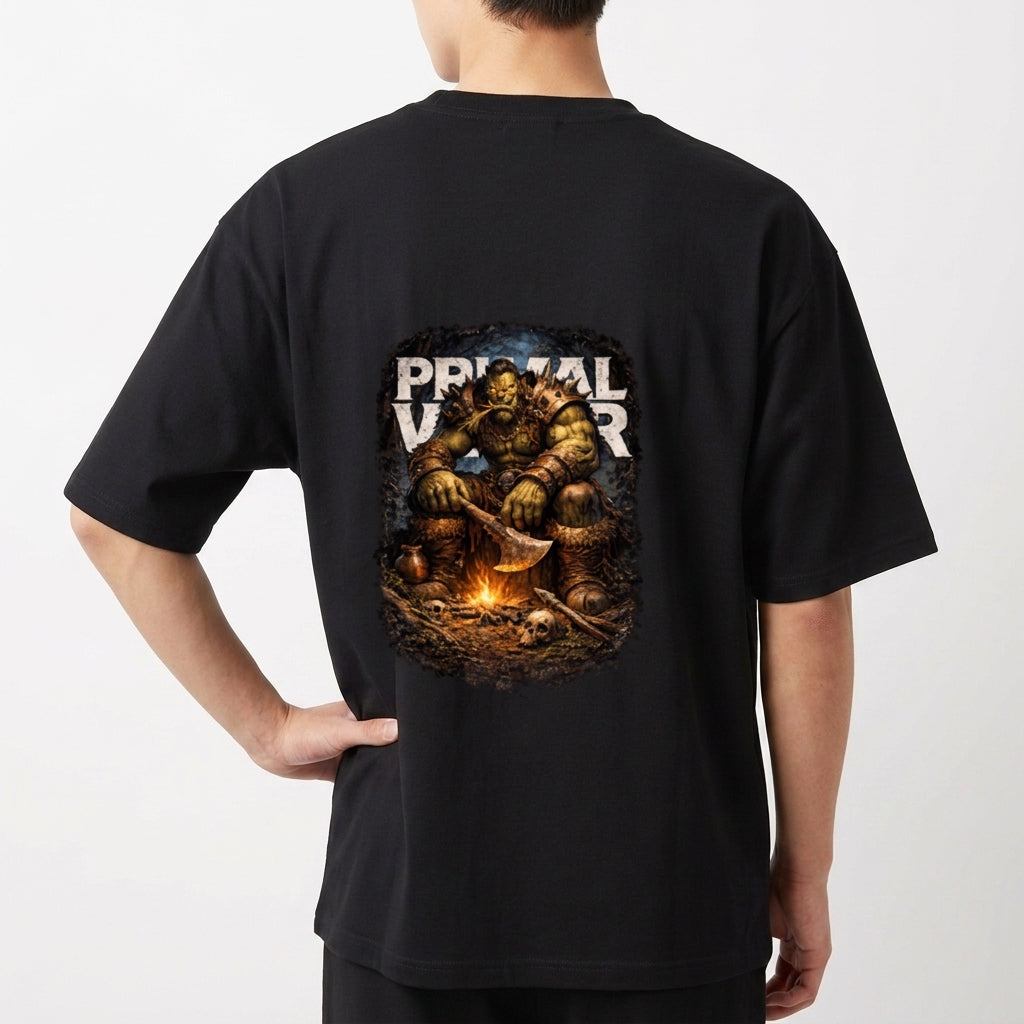 Camiseta com estampa frontal de texto "PRIMAL WEAR" e estampa traseira de guerreiro sentado ao lado de uma fogueira, com machado e fundo de caveiras.