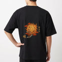 Camiseta com estampa frontal de um sol, um luar, montanhas e o texto "BECAME", e estampa traseira de um sol dourado decorado com símbolos orientais e figuras.