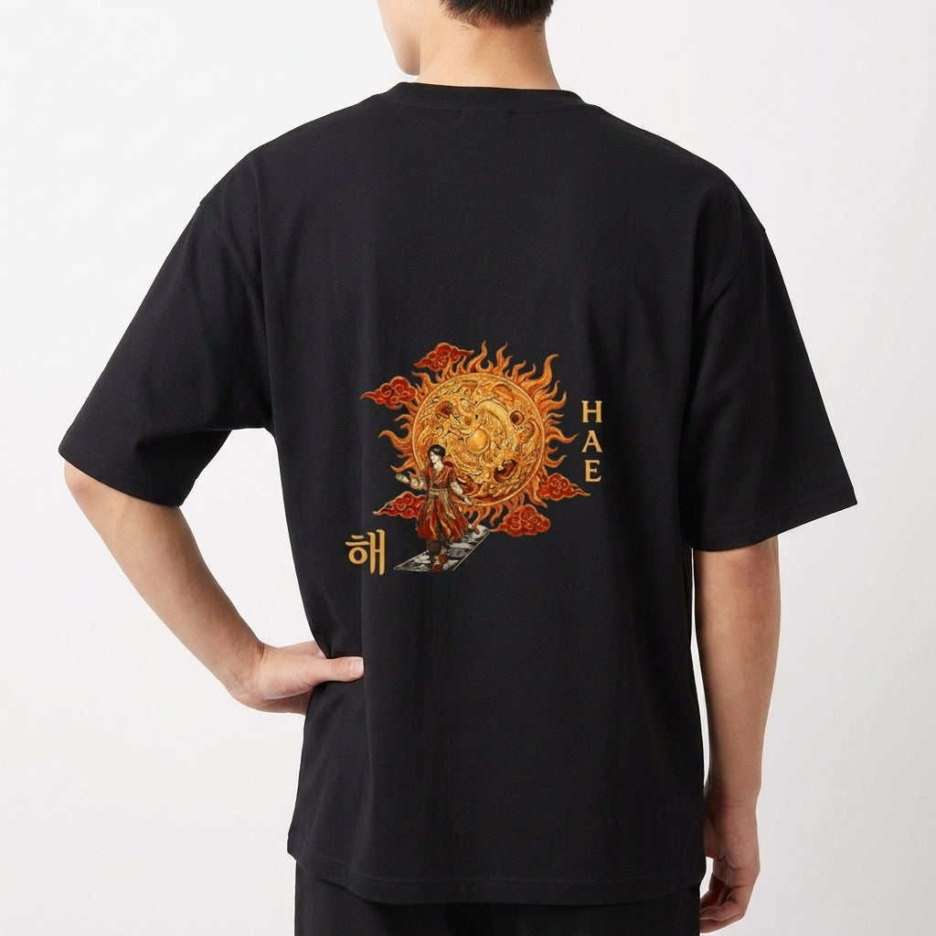 Camiseta com estampa frontal de um sol, um luar, montanhas e o texto "BECAME", e estampa traseira de um sol dourado decorado com símbolos orientais e figuras.