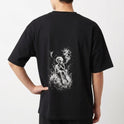 Camiseta com estampa traseira de alienígena sentado numa superfície rochosa, fumando com tranquilidade, envolto em uma atmosfera etérea e nebulosa sob a lua.