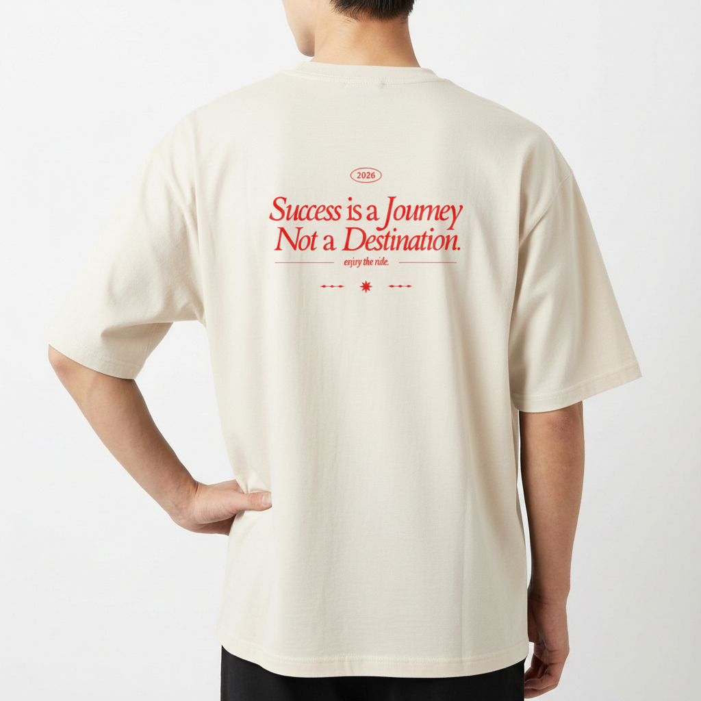 Camiseta com estampa traseira de texto estilizado "Success is a Journey Not a Destination", incluindo o ano "2026" e a frase "enjoy the ride".