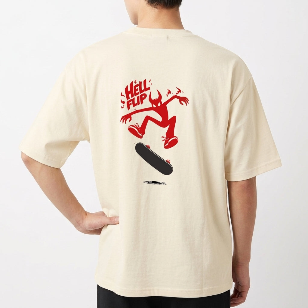 Camiseta com estampa frontal de texto estilizado e estampa traseira de figura demoníaca realizando manobra de skate sob a inscrição "HELL FLIP".