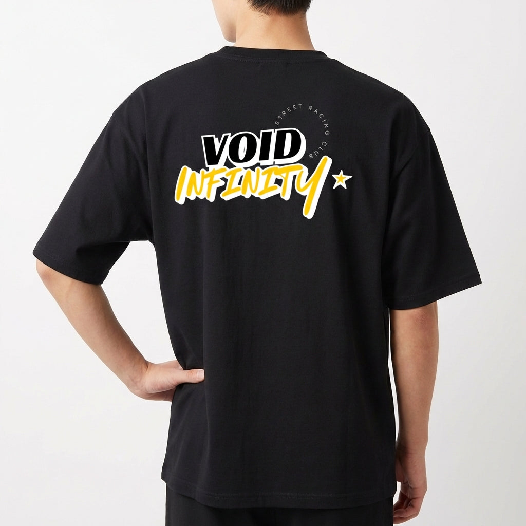 Camiseta com estampa traseira de "VOID INFINITY" em fonte estilizada, acompanhada de pequeno texto circular "STREET RACING CLUB" e uma estrela ao lado.