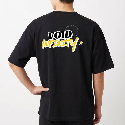 Camiseta com estampa traseira de "VOID INFINITY" em fonte estilizada, acompanhada de pequeno texto circular "STREET RACING CLUB" e uma estrela ao lado.