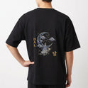 Camiseta com estampa frontal de símbolo e escrita "A LENDA DO SOL E DA LUA" ao lado de ilustrações de sol, lua e montanhas e estampa traseira de figura feminina com dragão, lua decorada e escritos.