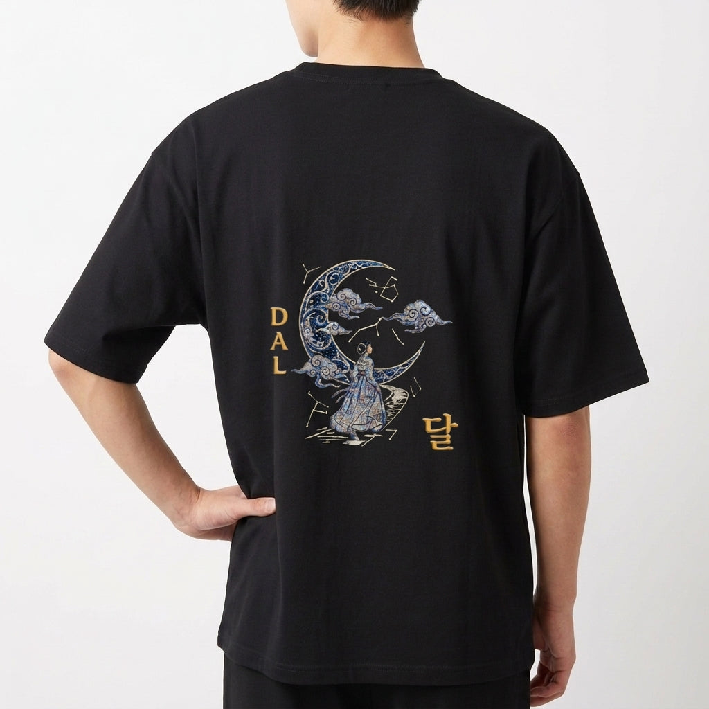 Camiseta com estampa frontal de símbolo e escrita "A LENDA DO SOL E DA LUA" ao lado de ilustrações de sol, lua e montanhas e estampa traseira de figura feminina com dragão, lua decorada e escritos.
