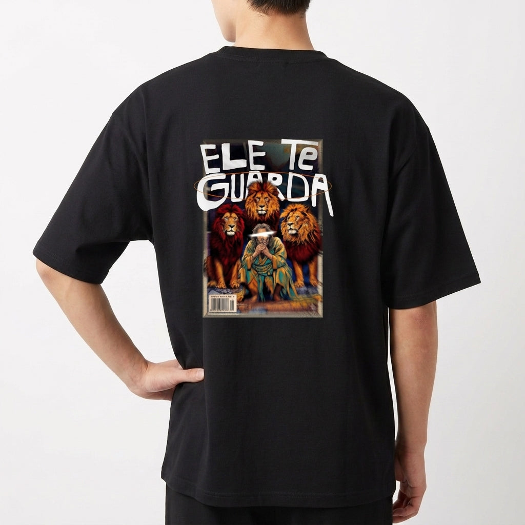 Camiseta com estampa frontal de logotipo oval com texto "eleve" e estampa traseira de ilustração com leões emoldurando uma pessoa e texto "ELE TE GUARDA".