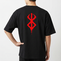 Camiseta com estampa frontal de caracteres estilizados em vermelho e estampa traseira de símbolo geométrico com efeitos de respingos verticais.