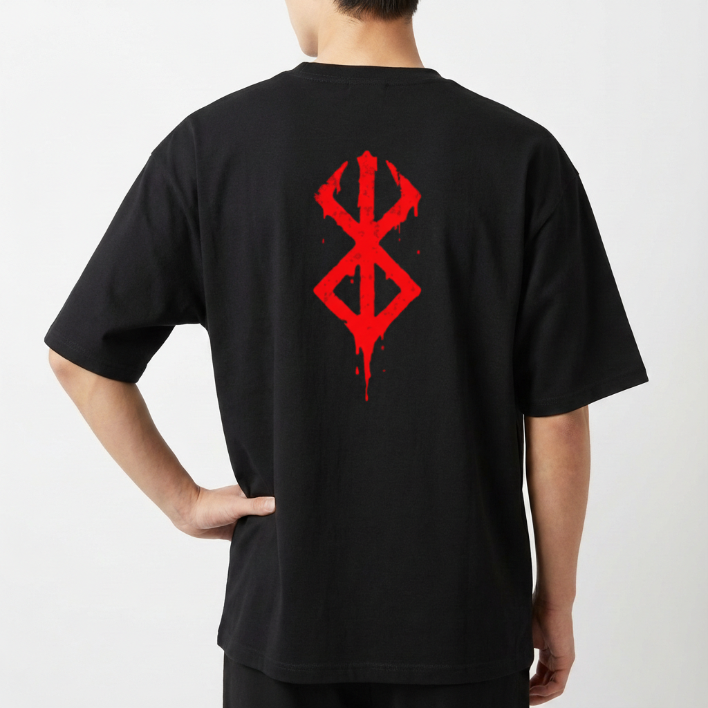 Camiseta com estampa frontal de caracteres estilizados em vermelho e estampa traseira de símbolo geométrico com efeitos de respingos verticais.