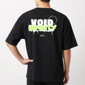 Camiseta com estampa traseira de "VOID INFINITY", estilizada com letras gotejantes, "STREET RACING CLUB" em círculo e "ESTD 2025" logo abaixo.