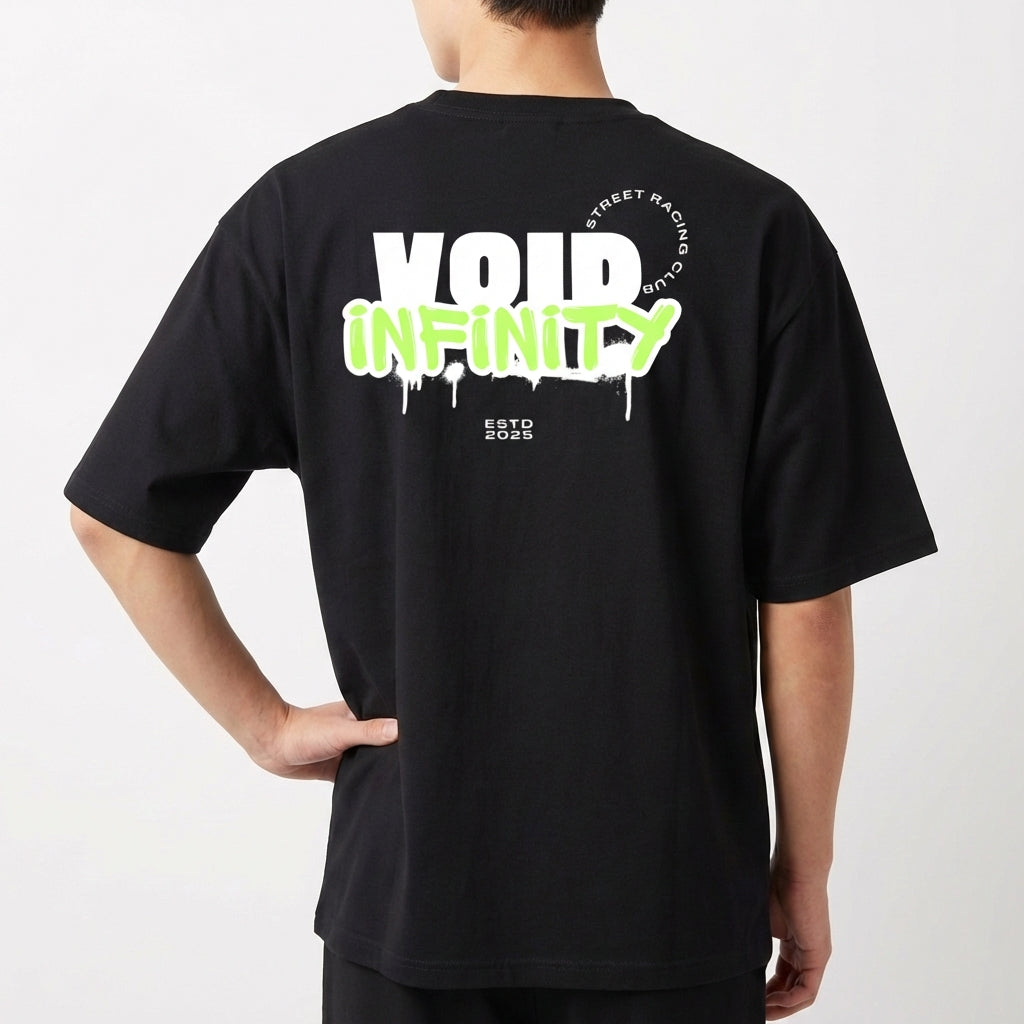 Camiseta com estampa traseira de "VOID INFINITY", estilizada com letras gotejantes, "STREET RACING CLUB" em círculo e "ESTD 2025" logo abaixo.