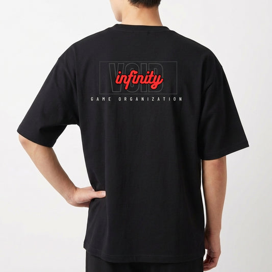 Camiseta com estampa traseira de texto "VOID" e "infinity" em destaque, acompanhado por "GAME ORGANIZATION", evidenciando tema de games.