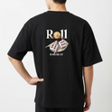 Camiseta com estampa traseira de dados sobre notas de dinheiro, texto estilizado "Roll The Dice", moeda ao fundo e a palavra "RAWBEAT" centralizada.