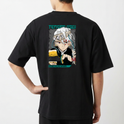 Camiseta com estampa frontal de personagem estilizado segurando espadas e estampa traseira de personagem em destaque com nome e texto em japonês.