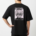 Camiseta com estampa frontal de personagem de mangá sombroso em close e estampa traseira detalhada do mesmo personagem com título "Tokyo Ghoul" acima.
