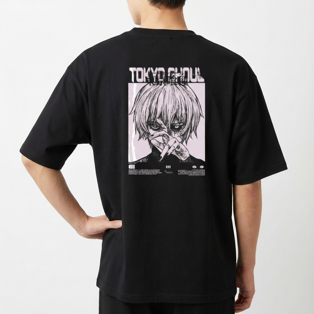 Camiseta com estampa frontal de personagem de mangá sombroso em close e estampa traseira detalhada do mesmo personagem com título "Tokyo Ghoul" acima.