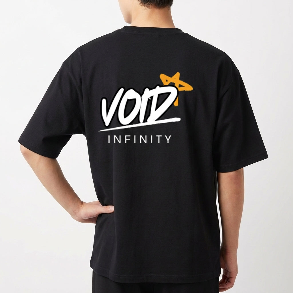 Camiseta com estampa traseira de texto "VOID" estilizado com uma estrela ao fundo e a palavra "INFINITY" logo abaixo, em um design moderno e impactante.