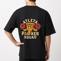Camiseta com estampa frontal de logotipo estilizado "PK" em tamanho pequeno e estampa traseira de fatia de pizza e donuts com a frase "Atleta Parker Squad".