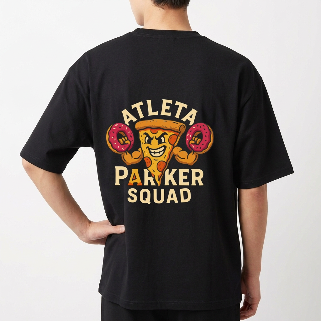 Camiseta com estampa frontal de logotipo estilizado "PK" em tamanho pequeno e estampa traseira de fatia de pizza e donuts com a frase "Atleta Parker Squad".