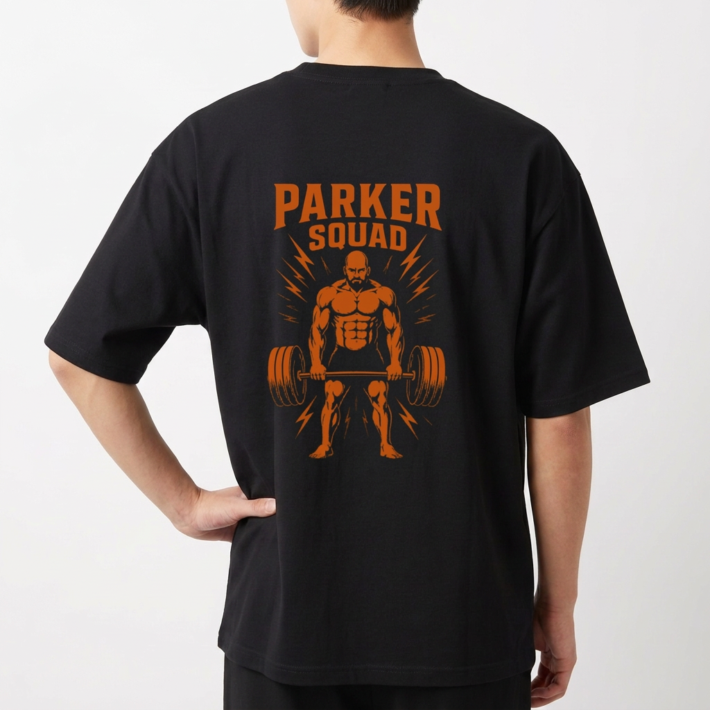 Camiseta com estampa frontal de símbolo estilizado em negrito e estampa traseira de levantador de peso musculoso com raios e texto ornamental.