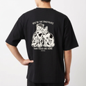 Camiseta com estampa frontal de dois gatos estilizados e na estampa traseira dois gatos lado a lado com texto "You're the only place that feels like home".