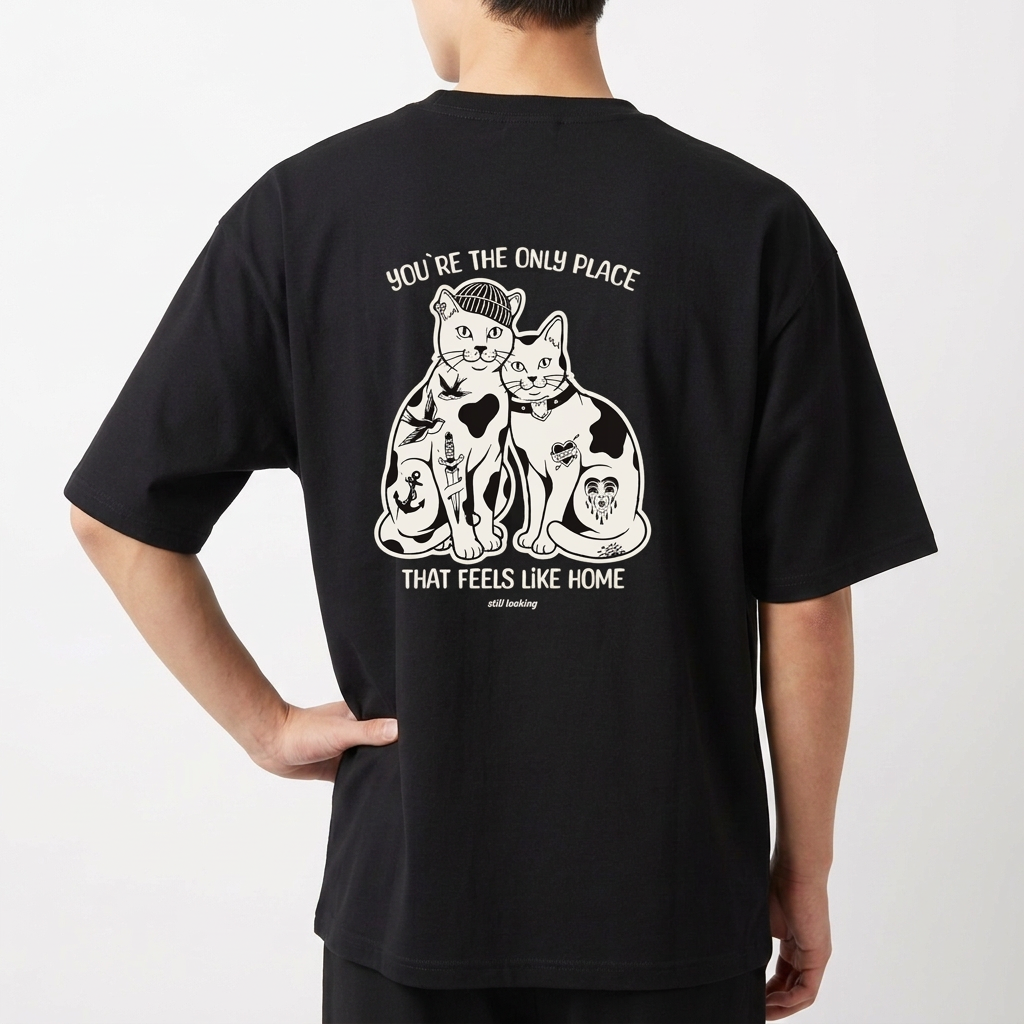 Camiseta com estampa frontal de dois gatos estilizados e na estampa traseira dois gatos lado a lado com texto "You're the only place that feels like home".