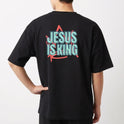 Camiseta com estampa frontal de um desenho estilizado em forma de zigzag e estampa traseira de texto "JESUS IS KING" sobre uma estrela estilizada.