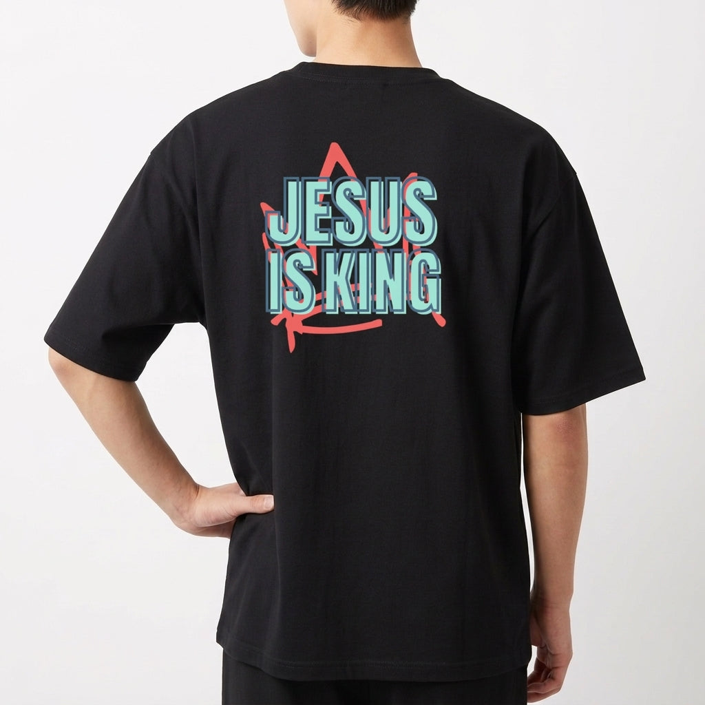 Camiseta com estampa frontal de um desenho estilizado em forma de zigzag e estampa traseira de texto "JESUS IS KING" sobre uma estrela estilizada.