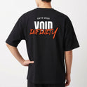 Camiseta com estampa traseira de "ESTD 2025 VOID INFINITY" em tipografia marcante, combinando estilos modernos com um toque ousado.