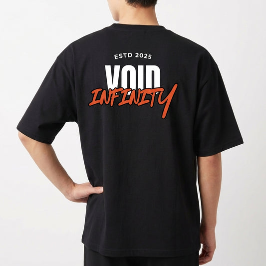 Camiseta com estampa traseira de "ESTD 2025 VOID INFINITY" em tipografia marcante, combinando estilos modernos com um toque ousado.
