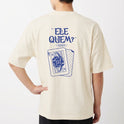 Camiseta com estampa frontal de símbolo abstrato pontiagudo e estampa traseira de cartas de baralho com "ELE QUEM? ELA/DELA" em estilo criativo.