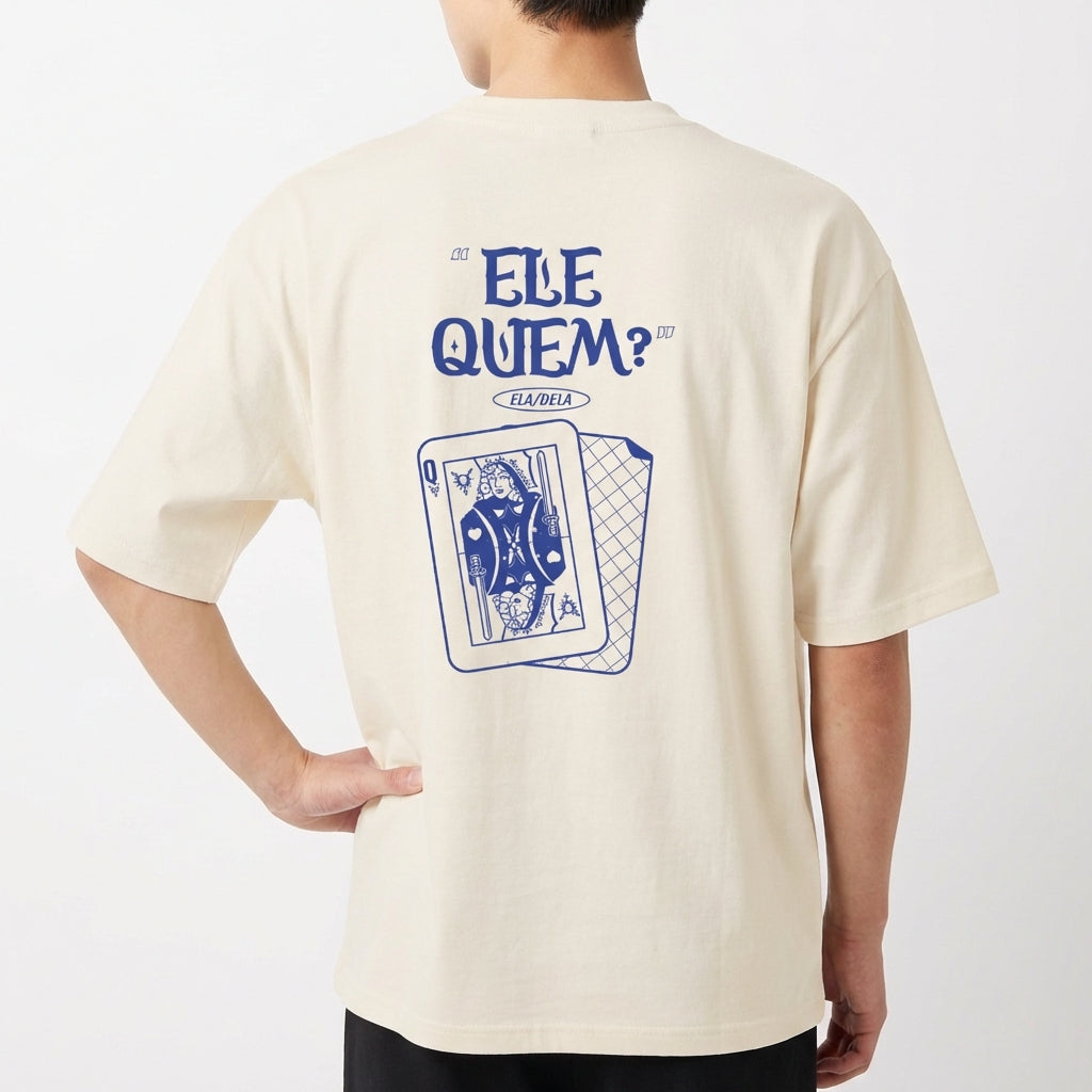 Camiseta com estampa frontal de símbolo abstrato pontiagudo e estampa traseira de cartas de baralho com "ELE QUEM? ELA/DELA" em estilo criativo.