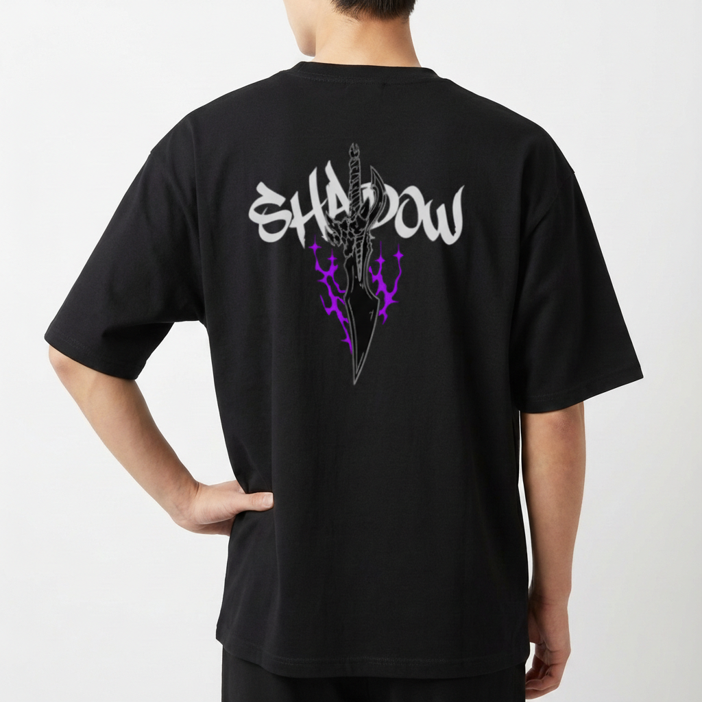 Camiseta com estampa frontal de figura estilizada meditando em tons vibrantes e estampa traseira de faca envolta em raios, acompanhada da palavra "Shadow".
