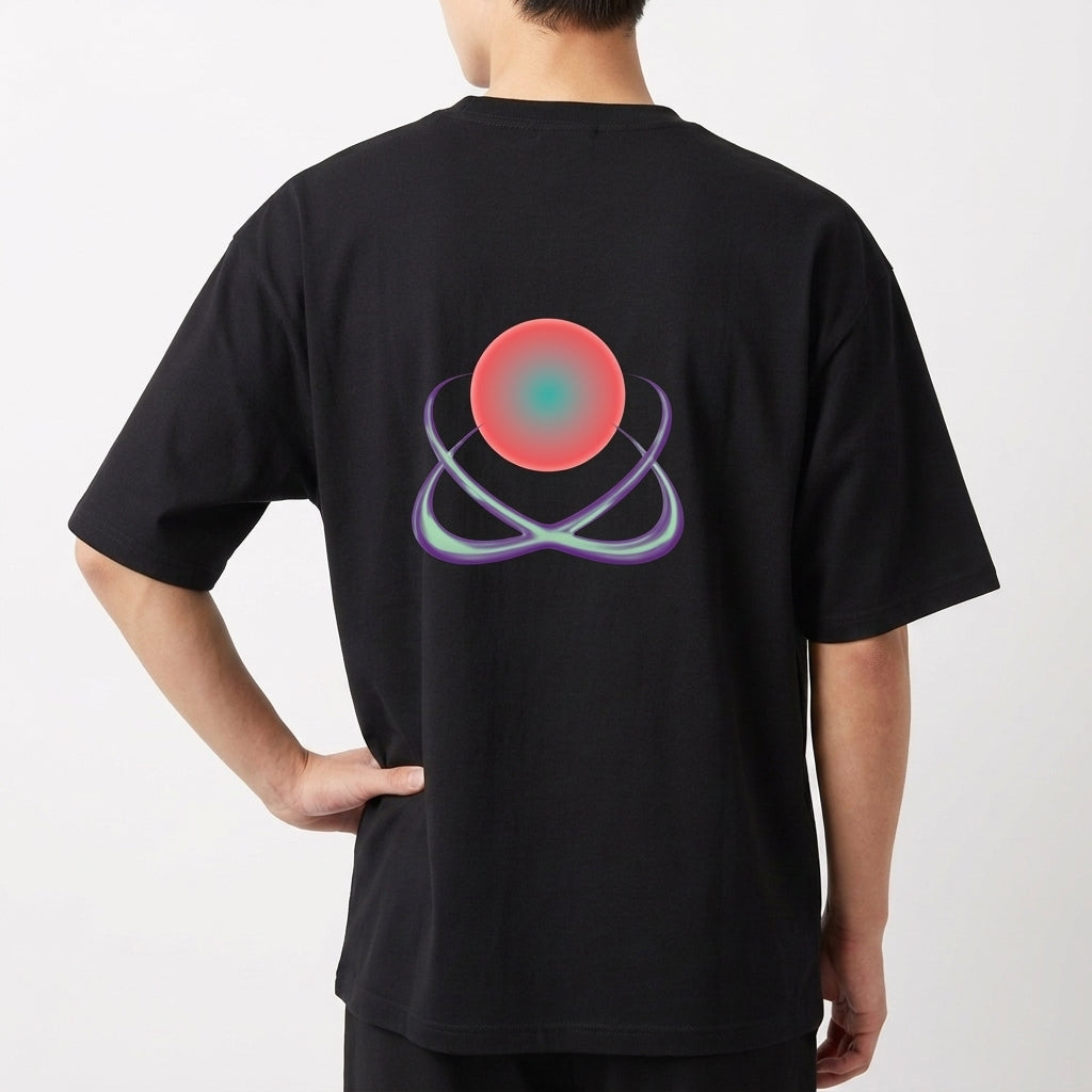 Camiseta com estampa frontal de texto "LIZZYÊ CORP." sobre saturno estilizado, e estampa traseira de átomo estilizado com círculo central destacado.