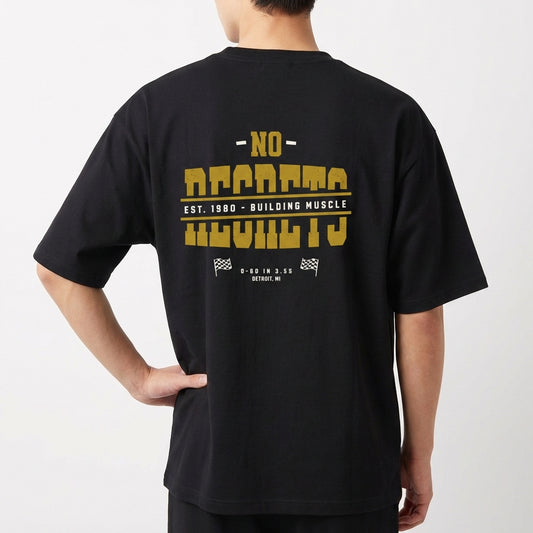 Camiseta com estampa traseira de texto em fonte estilizada "NO REGRETS", com detalhes como "EST. 1980 - BUILDING MUSCLE", duas bandeiras e "DETROIT, MI".
