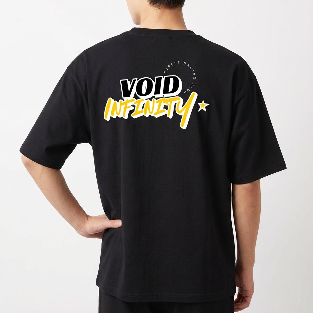 Camiseta com estampa traseira de palavras grandes "VOID INFINITY" em tipografia estilizada, coroada por uma estrela e texto menor ao redor.