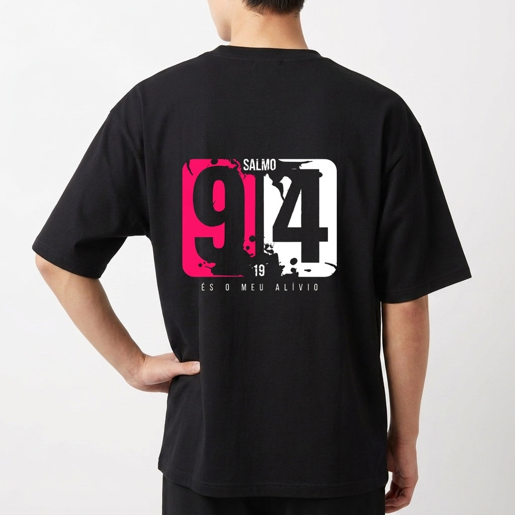 Camiseta com estampa frontal de números grandes e texto "Salmo 91:4" e estampa traseira semelhante, destacando os números e a mesma frase.